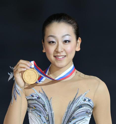 フィギュアＧＰファイナルで優勝を決め、金メダルを手に笑顔の浅田真央