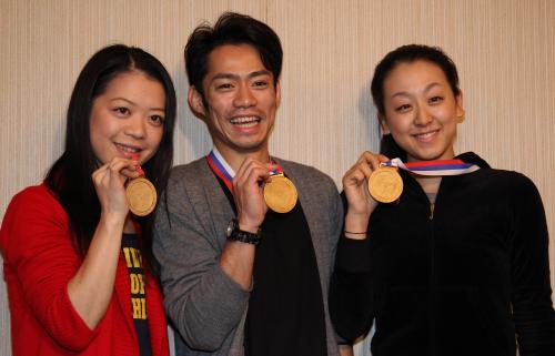 メダルを手にポーズをとる（左から）鈴木、高橋、浅田