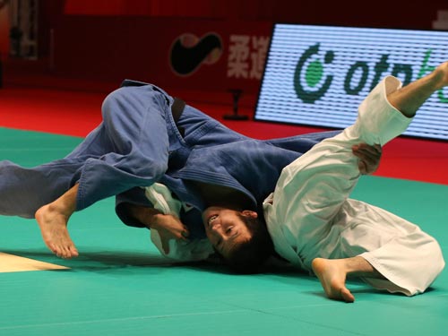 １１月に行われたグランドスラム東京大会で「肩車」で一本勝ちした高藤（左）。この技も消滅する