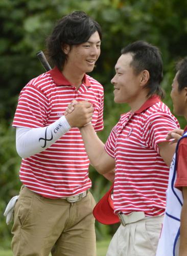 第２日、フォアボールでモリナリ兄弟に勝ち、笑顔で握手する石川遼（左）と藤本佳則