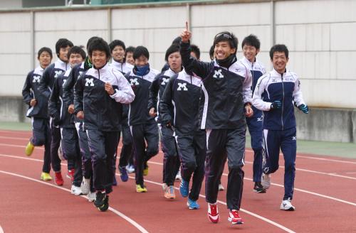 １番ポーズを決める菊地賢人主将（右から３人目）を先頭に、笑顔でウオーミングアップする選手たち