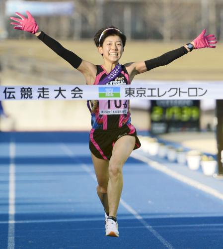 ゴールする初優勝したユニバーサルエンターテインメントのアンカー永尾薫