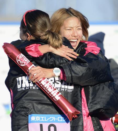 初優勝し中村萌乃（左）と抱き合って喜ぶユニバーサルエンターテインメントの新谷仁美