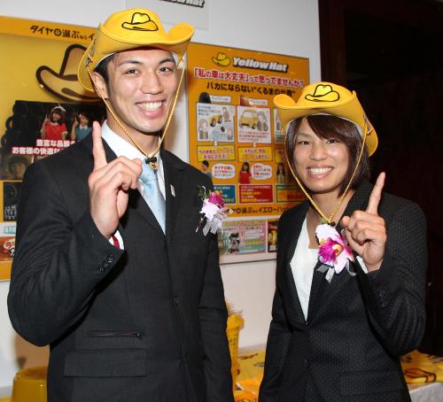 スポンサーの帽子をかぶって笑顔を見せる村田（左）と松本