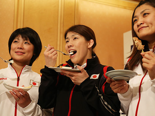 試食会でヨーグルト料理を食べる（左から）小原、吉田、伊調