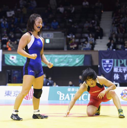 女子48キロ級決勝で入江ゆき（右）を破り、優勝を喜ぶ登坂絵莉