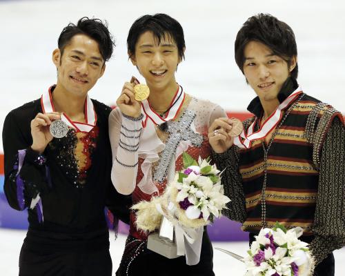 表彰式でメダルを手に笑顔を見せる（左から）２位の高橋大輔、初優勝した羽生結弦、３位の無良崇人