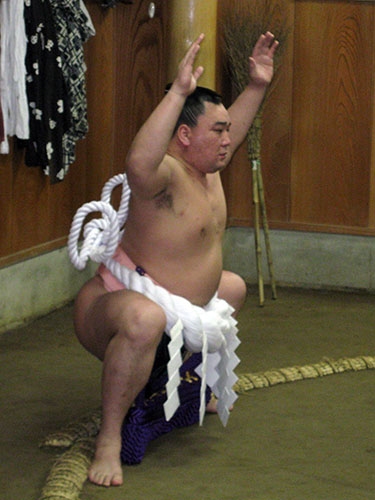 新しい綱で土俵入りの練習をして締め具合を確かめた日馬富士