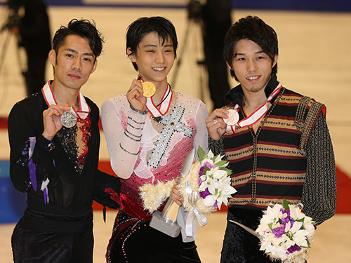 全日本フィギュアスケート選手権で優勝した羽生（中）２位の高橋　３位の無良（右）