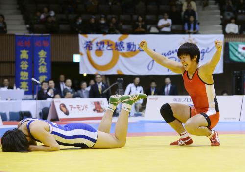 女子55キロ級決勝で浜田千穂（左）を破り、喜ぶ村田夏南子