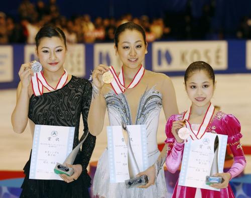 フィギュアスケートの全日本選手権女子の表彰台で笑顔を見せる優勝した浅田真央（中央）、２位の村上佳菜子（左）、３位の宮原知子