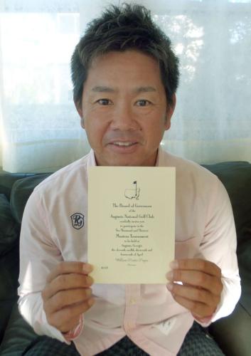 男子ゴルフのメジャー開幕戦、マスターズ・トーナメントの招待状を手にする藤田寛之