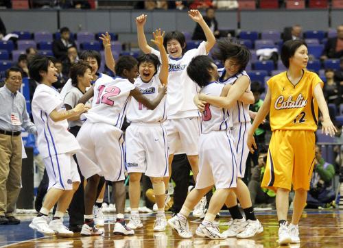 聖カタリナ女を下して優勝を決め、喜ぶ桜花学園の選手たち