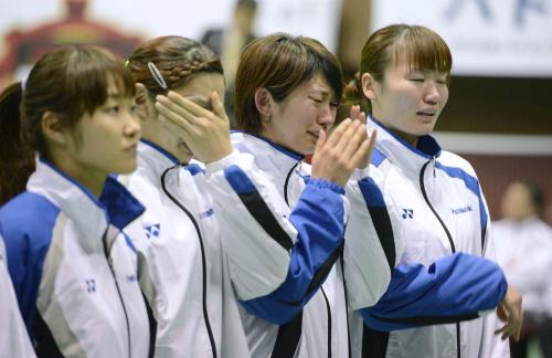 最終戦でＮＴＴ東日本に敗れて３位に終わり、涙を流すパナソニックの選手