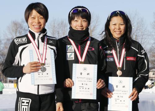女子１０００メートルの表彰式で笑顔の優勝した小平奈緒（中央）。左は２位の住吉都、右は３位の辻麻希