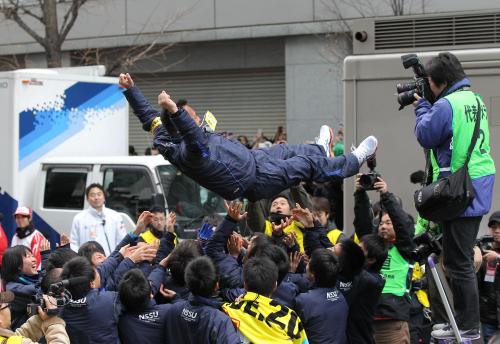 箱根駅伝で３０年ぶり総合優勝を果たし、選手に胴上げされる日体大・別府監督