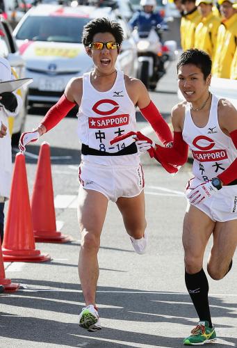 ８区で区間１位を上回る１時間６分10秒で走った中大の永井秀篤（左）