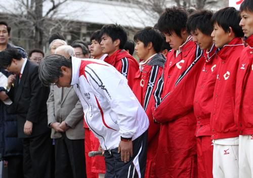 途中棄権で記録なしとなった中大・浦田監督は応援団の前で頭を下げる