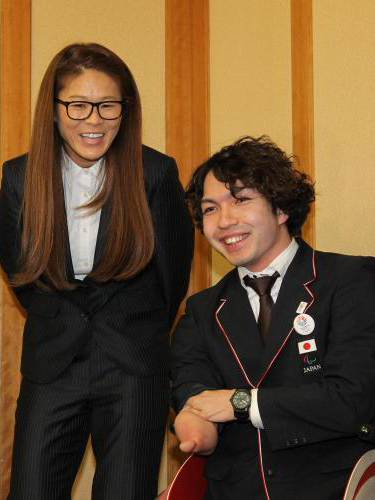 会見中に笑顔で話をする澤穂希とパラリンピック競泳代表・鈴木孝幸