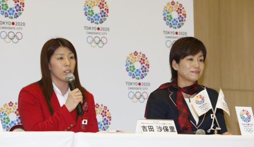 記者会見であいさつするレスリングの吉田沙保里（左）とパラリンピック陸上の土田和歌子