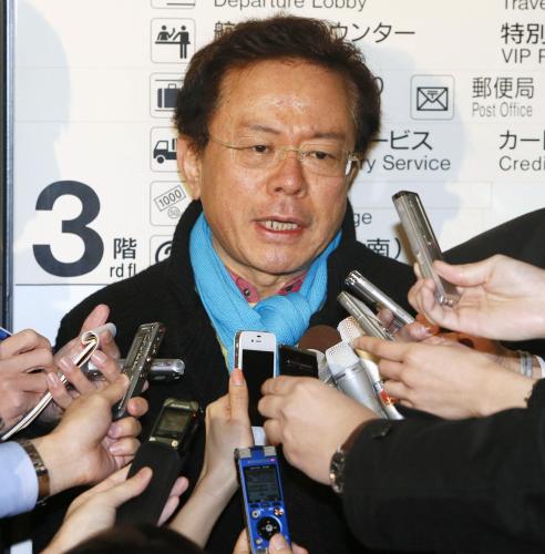 帰国後、記者の質問に答える東京都の猪瀬直樹知事