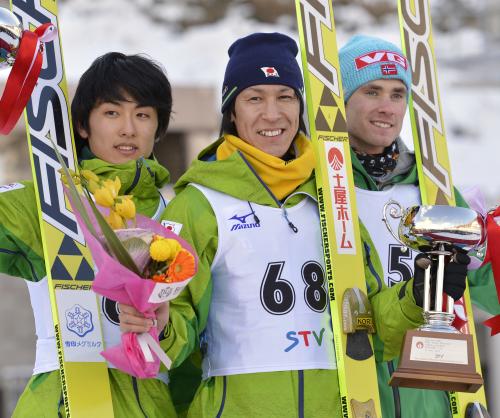 優勝し、表彰式で笑顔を見せる葛西紀明（中央）と２位の清水礼留飛（左）