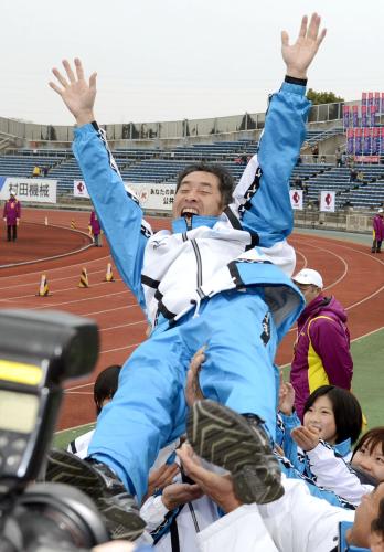 ２６年ぶり２度目の優勝を果たし、選手に胴上げされる神奈川の内藤篤史監督
