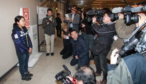 新千歳空港に到着した高梨は大勢の報道陣に囲まれる