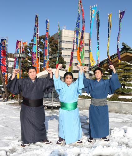 前相撲に勝利した（左から）阿武咲、爆羅騎、石浦は雪の残る両国国技館の前でガッツポーズ