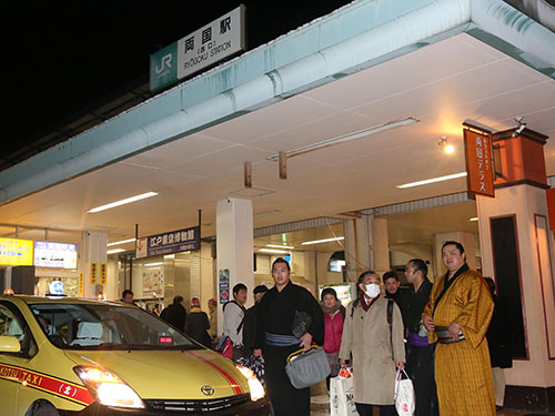 大雪の影響で行列ができるＪＲ両国駅前のタクシー乗り場で一般の人とともにタクシーを待つ妙義龍（右）