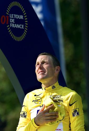 ２００１年のツール・ド・フランスで優勝し、表彰されるランス・アームストロング