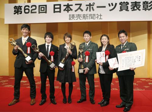 日本スポーツ賞を受賞した（左から）村田諒太、内村航平、松本薫、米満達弘、吉田沙保里、湯元進一