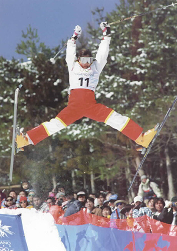 １９９８年長野冬季五輪フリースタイルスキー女子モーグル決勝で豪快なエアを披露する里谷多英