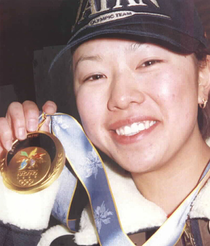 １９９８年長野冬季五輪フリースタイルスキー女子モーグルで金メダルを獲得した里谷多英