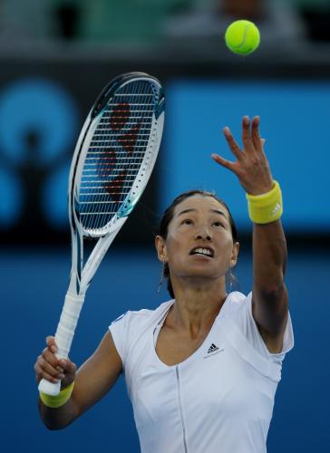 全豪オープンテニス女子シングルス３回戦でサーブを打つクルム伊達公子