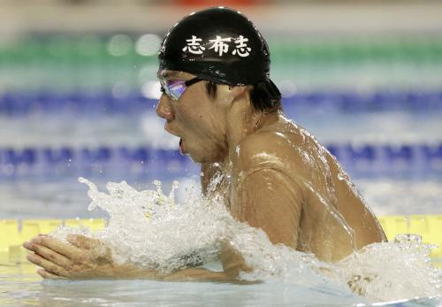 男子２００メートル平泳ぎで優勝した山口観弘