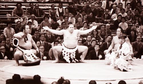 １９７１年１０月２日　引退相撲で太刀持ちに玉の海、露払いに北の富士と両横綱を従え最後の横綱土俵入りを披露する大鵬