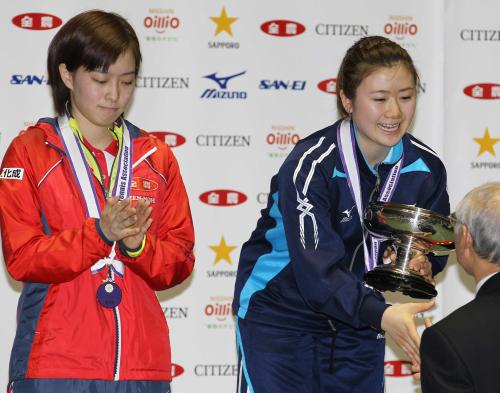 女子シングルス決勝、表彰式で笑顔を見せる優勝した福原（右）と準優勝でがっくりの石川　