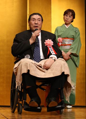 「納谷幸喜氏古希を祝う会」であいさつをする。右は芳子夫人