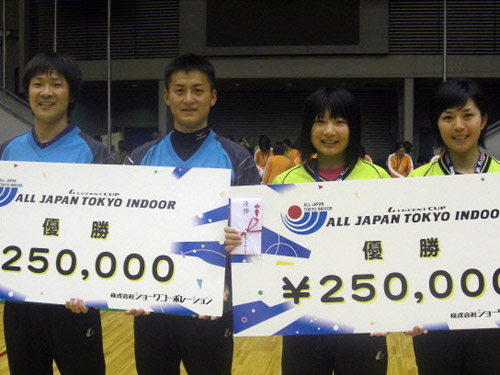 （左から）優勝した男子の篠原、小林、女子の横山、平田