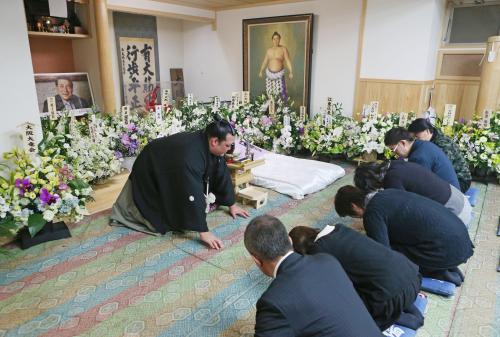 元横綱大鵬の納谷幸喜さんの弔問に訪れた大関稀勢の里（左）
