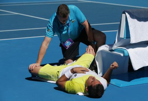全豪オープン９日目、男子シングルス準々決勝、左足を痛めてトレーナーのマッサージを受けるアルマグロ