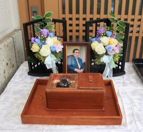 大嶽部屋前の一般弔問客用の記帳台に飾られた大鵬さんの遺影