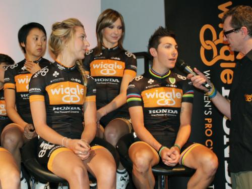 プロチーム「ウィグル・ホンダ」の新体制発表記者会見に臨む、自転車女子ロードレースのロンドン五輪代表の萩原麻由子（左端）