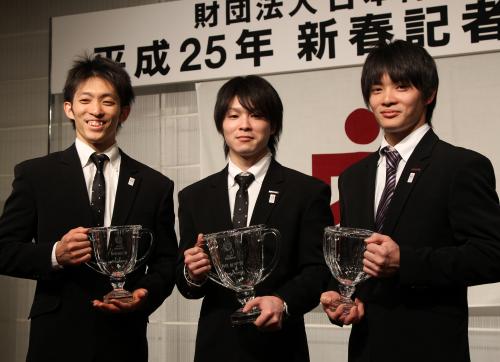表彰を受けた（左から）優秀選手の田中和仁、最優秀選手賞の内村航平、優秀選手賞の田中佑典