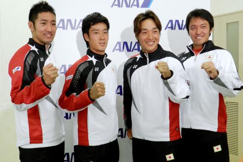記者会見でポーズをとる、男子テニスの（左から）内山靖崇、杉田祐一、添田豪、伊藤竜馬