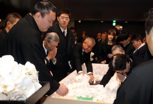 元横綱・大鵬の納谷幸喜さんの告別式で棺に花を入れる白鵬
