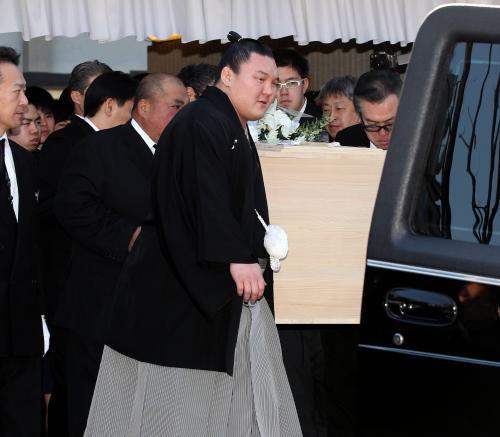 元横綱・大鵬の納谷幸喜さんの棺を運ぶ白鵬（中）ら関係者