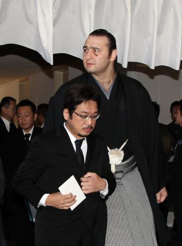 元横綱・大鵬の納谷幸喜さん告別式に弔問に訪れたやくみつる（左）と琴欧洲