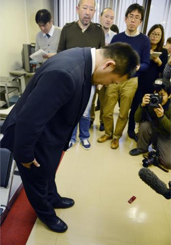 全日本柔道連盟に進退伺を提出後、記者に囲まれ頭を下げる柔道女子日本代表の園田隆二監督
